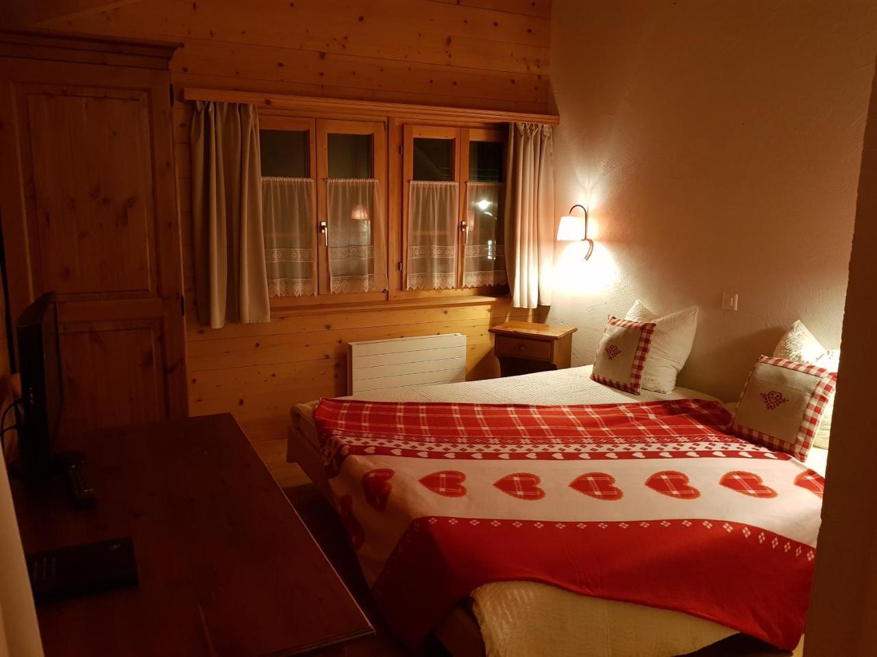 Auberge De L'Ours Vers L'Eglise エクステリア 写真